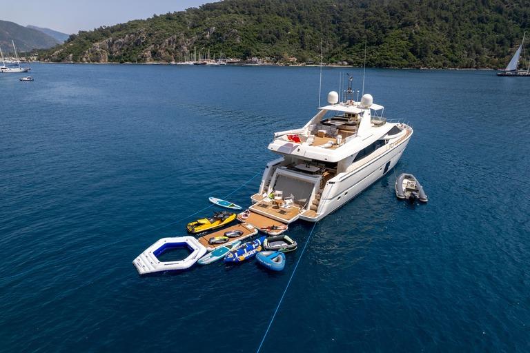 Ferretti 830