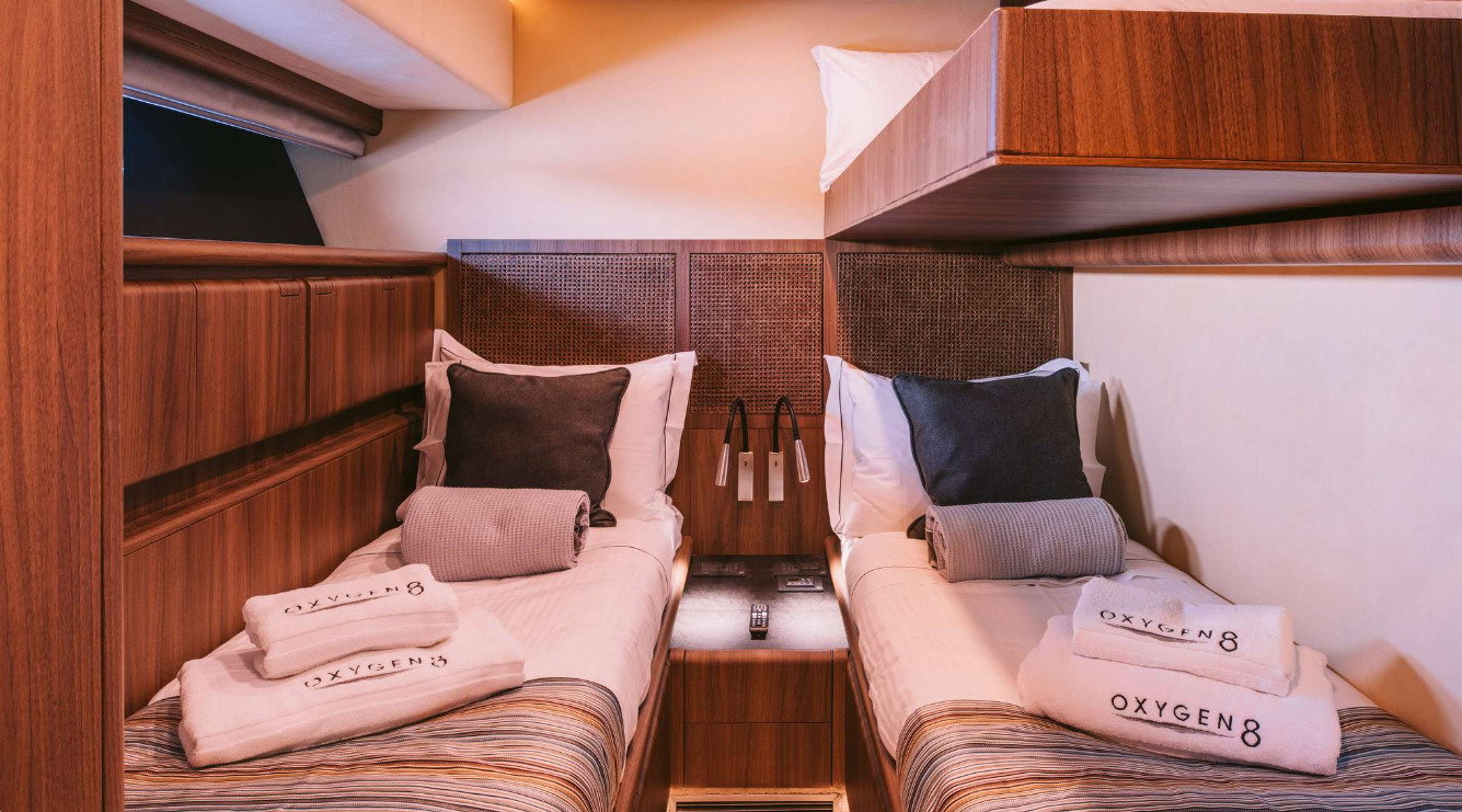Ferretti 810