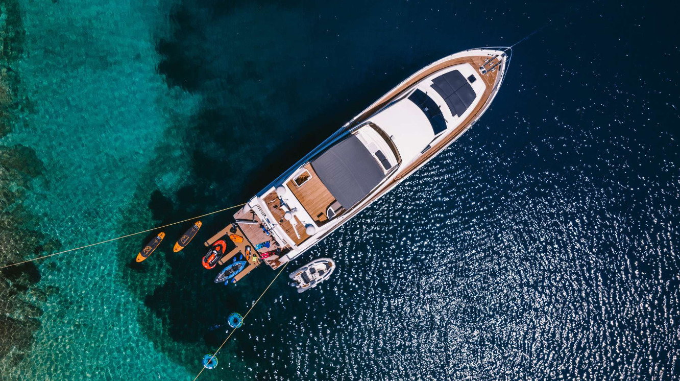 Ferretti 810