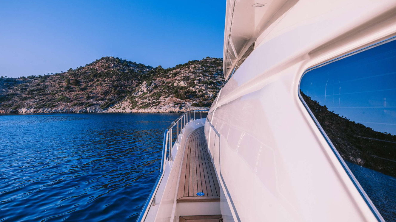 Ferretti 810