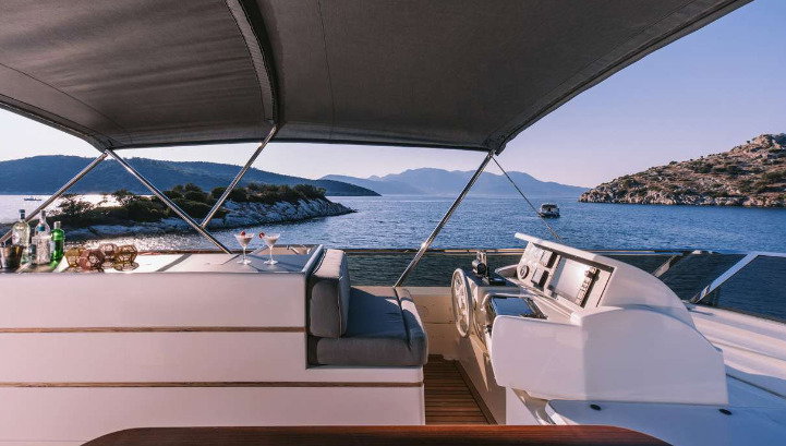 Ferretti 810